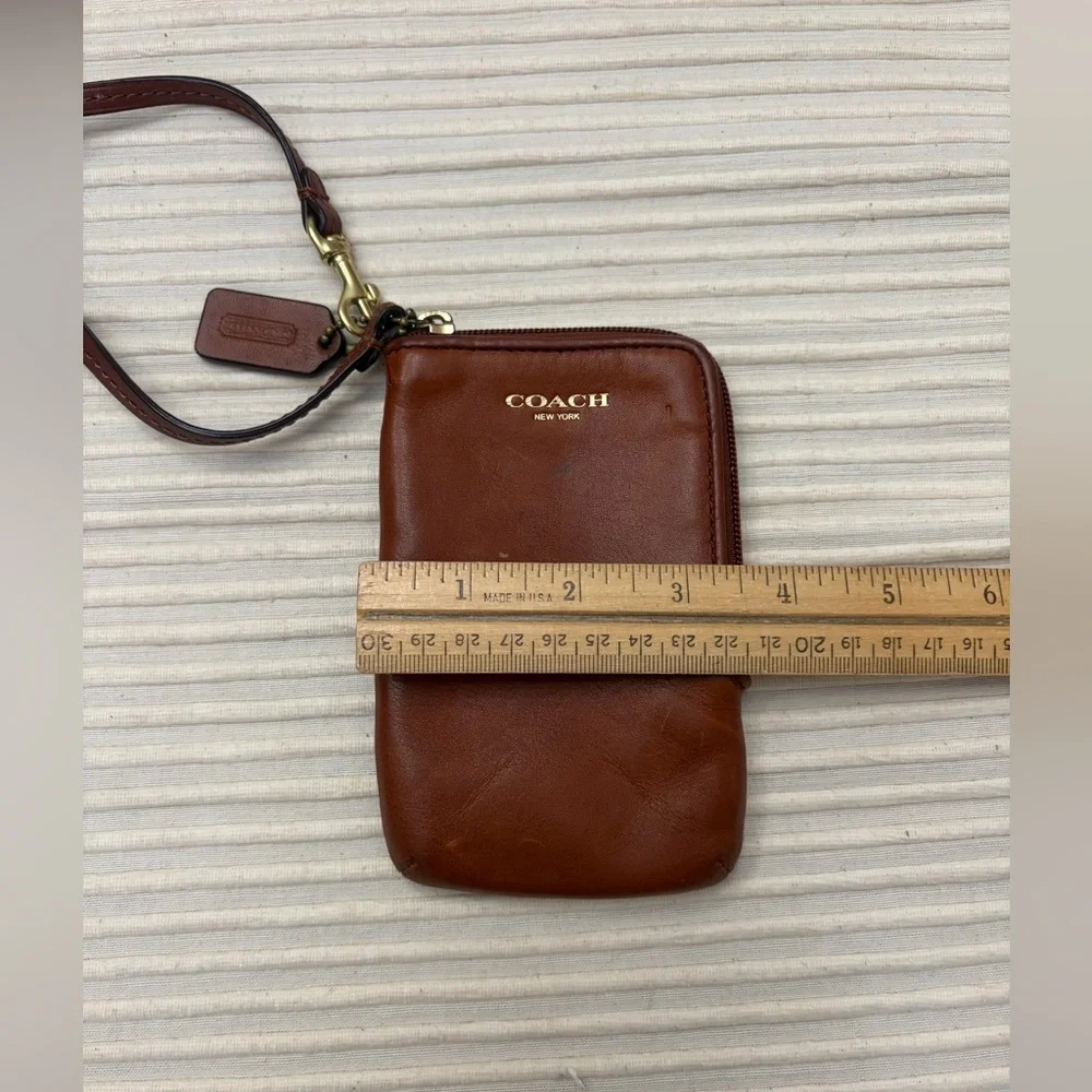 COACH Wristlet brown zipper closure w clasp on leather strap - Picture 4 of 7